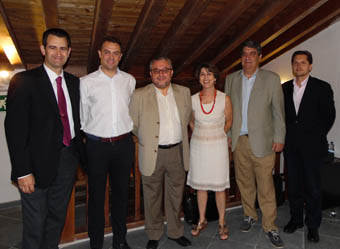 El vicerrector Jorge Hermosilla (izquierda), junto con los participantes en las conferencias en Requena.